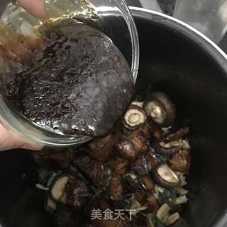 #梅菜香菇红烧肉的做法图解10