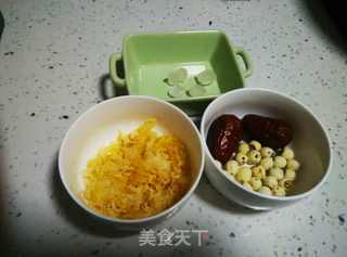 冰糖银耳莲子羹的做法步骤：1
