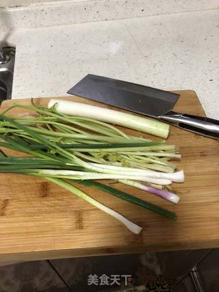 猪肉芹菜香葱水饺的做法步骤:2