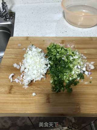 猪肉芹菜香葱水饺的做法步骤:3