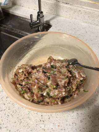 猪肉芹菜香葱水饺的做法步骤:4