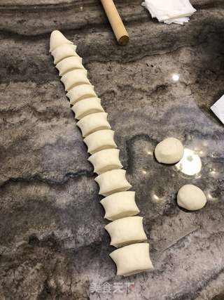 猪肉芹菜香葱水饺的做法步骤:6