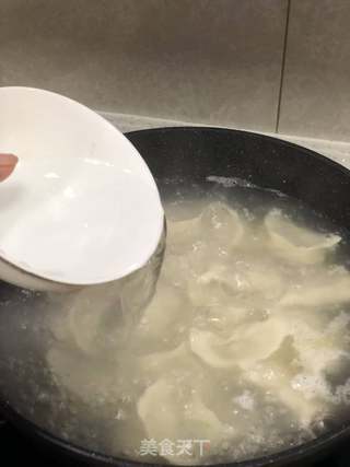 猪肉芹菜香葱水饺的做法步骤:16
