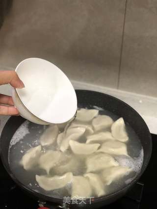 猪肉芹菜香葱水饺的做法步骤:17