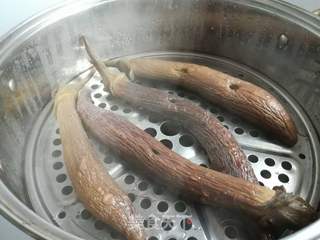 凉拌手撕茄子的做法步骤:2