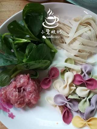 辅食：彩色蝴蝶烂面的做法步骤：1