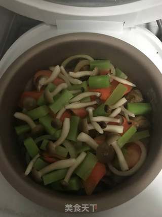 什锦蔬菜排骨煲仔饭的做法步骤:8