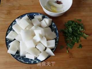 大骨头萝卜汤的做法步骤:2
