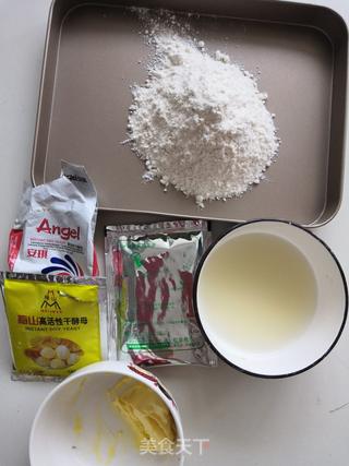 红椒牛肉片披萨的做法步骤:2