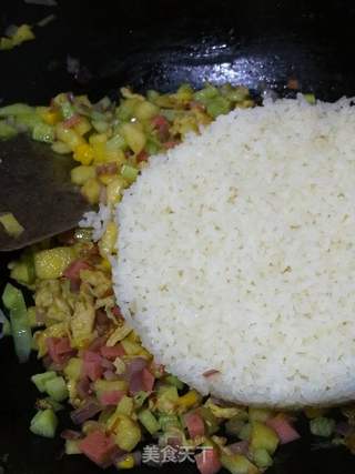 菠萝炒饭的做法步骤:11