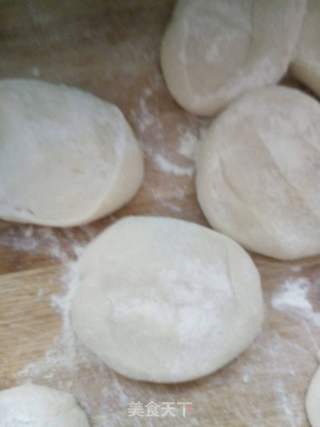 包菜淡菜干馅包子的做法步骤:9