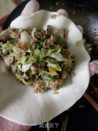 包菜淡菜干馅包子的做法步骤:10