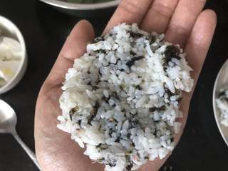 咸蛋黄肉松饭团-便当的做法步骤:5