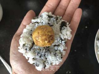 咸蛋黄肉松饭团-便当的做法步骤:6