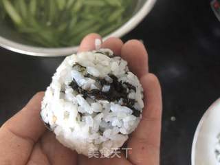 咸蛋黄肉松饭团-便当的做法步骤:7