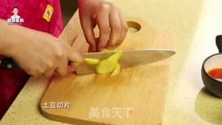 韩式辣白菜炒土豆片的做法步骤:2