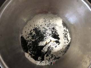 奶香芝麻卷的做法步骤：2
