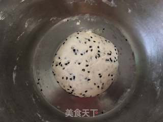 奶香芝麻卷的做法步骤：4