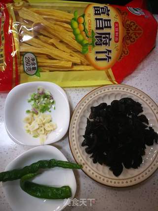 木耳烧腐竹的做法步骤：1