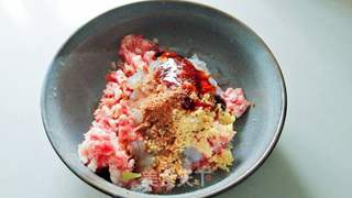 蒸鲜虾肉卷的做法步骤:4