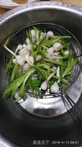 蒜苗拌鹅蛋的做法步骤：1