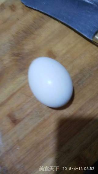 蒜苗拌鹅蛋的做法步骤：2