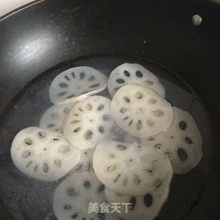 蜂蜜胭脂藕的做法步骤:3