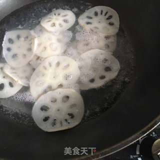 蜂蜜胭脂藕的做法步骤:4