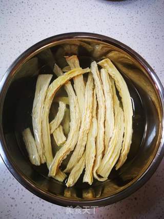 黑木耳拌腐竹的做法步骤:2