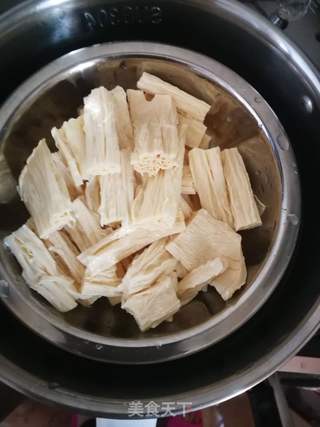 黑木耳拌腐竹的做法步骤:3