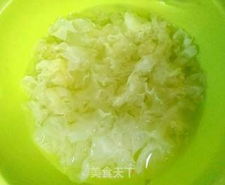 牛奶银耳红枣羹的做法步骤:2