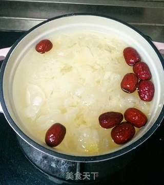牛奶银耳红枣羹的做法步骤:3