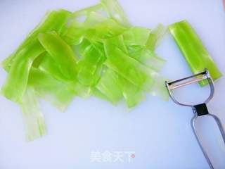 炝拌腰果莴笋木耳的做法步骤:6