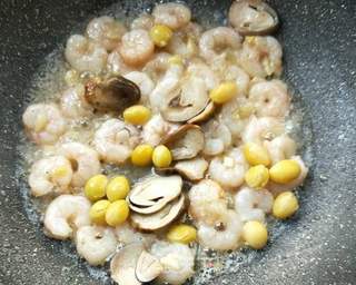 荷兰豆草菇虾仁的做法步骤:14