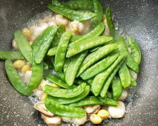 荷兰豆草菇虾仁的做法步骤:15
