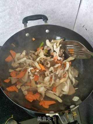 平菇烧肉盖浇饭的做法步骤：7