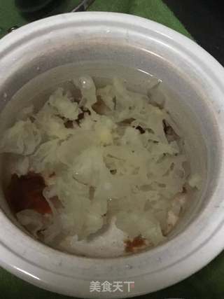 银耳桃胶雪燕煲的做法步骤:2