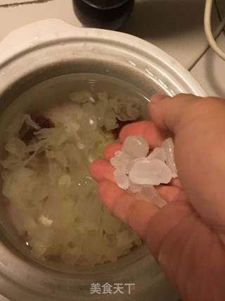 银耳桃胶雪燕煲的做法步骤:3