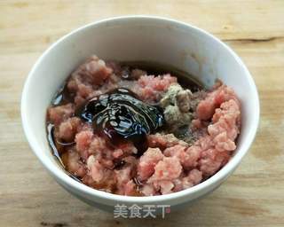 香煎槐花牛肉馄饨的做法步骤:3