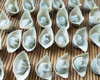 香煎槐花牛肉馄饨的做法步骤:10