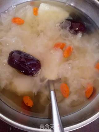 红枣雪梨银耳羹的做法步骤:3