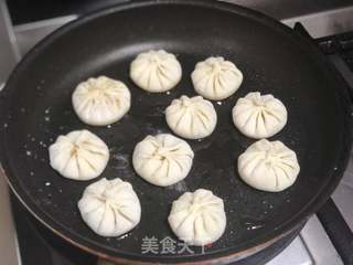 鲜肉生煎包的做法步骤:17