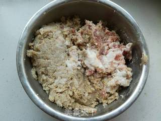 猪肉酸菜饺子的做法步骤:2