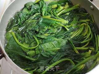 荸荠肉丸菠菜汤的做法步骤:2