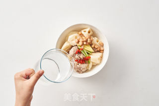 莲藕花生猪骨汤的做法步骤:4