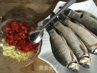 剁椒蒸鲫鱼的做法步骤:2
