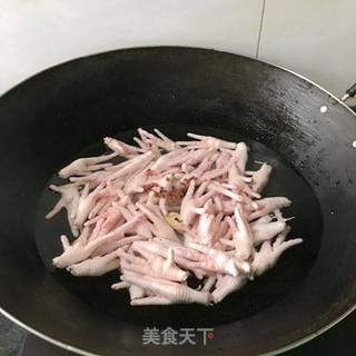 酸辣鸡爪的做法步骤：1