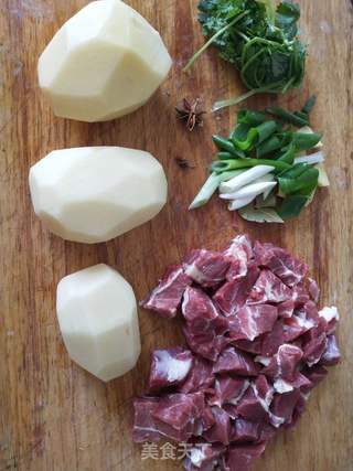 土豆炖牛肉的做法步骤：1