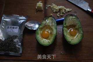 牛油果焗蛋的做法步骤:2