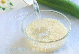 番茄丝瓜蛋黄虾皮粥的做法步骤:2